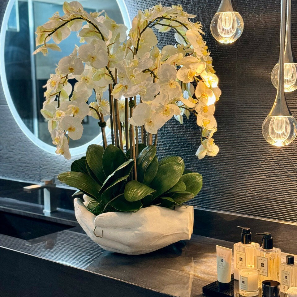 Orquídeas Phalaenopsis blancas en jarrón escultórico Manos Abiertas