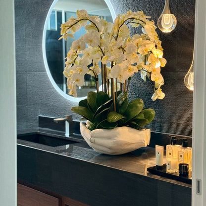 Orquídeas Phalaenopsis blancas en jarrón escultórico Manos Abiertas
