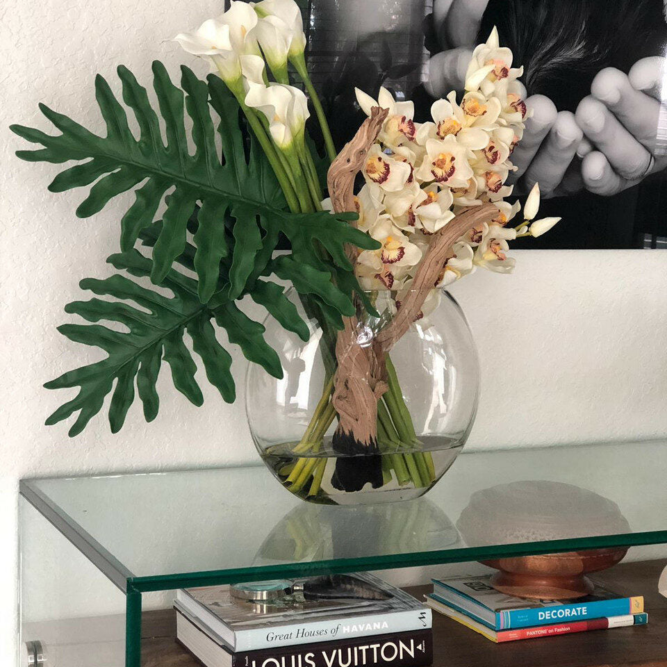 Jarrón Lunar con orquídeas Cymbidium y alcatraces blancos