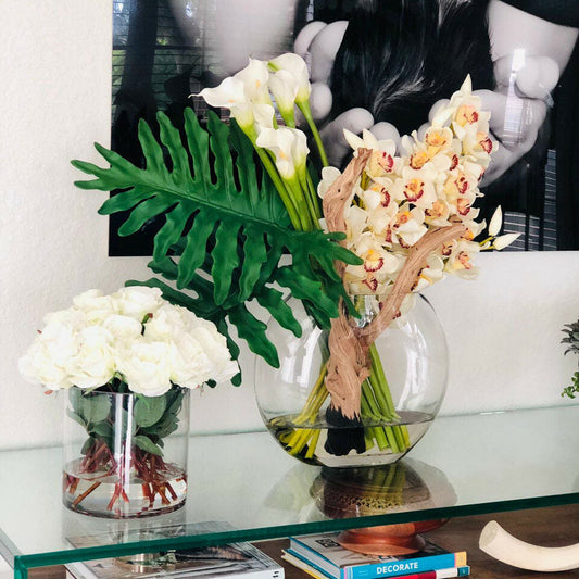 Jarrón Lunar con orquídeas Cymbidium y alcatraces blancos